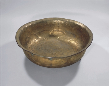 鍍金龍魚文大銀盤（ときんりゅうぎょもんだいぎんばん）