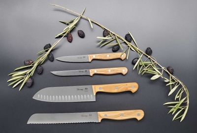 オリーブの木は油分が多く、しかも硬くて丈夫