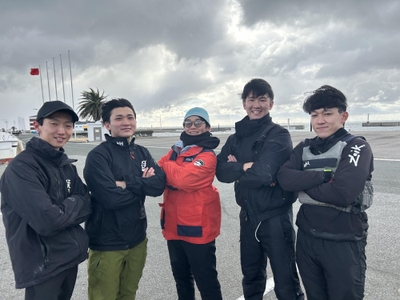 「鯱鉾」チームの横井選手（右から２人目）と梶山選手（右端）