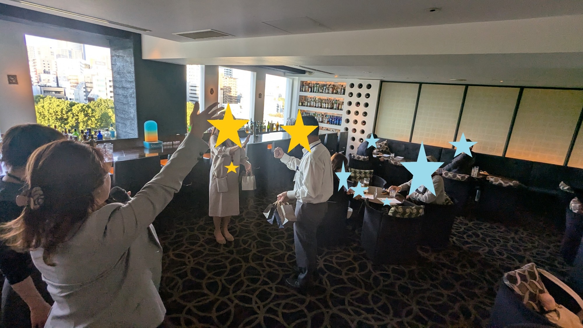 大人の集まりもゲームをしながら楽しんでいる様子