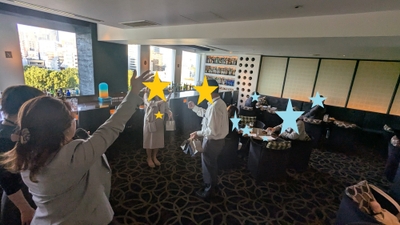 大人の集まりもゲームをしながら楽しんでいる様子