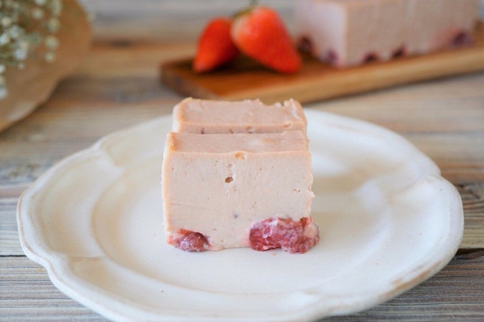 【3〜4月限定】苺のクリームチーズケーキ / 2,808 円(税込)