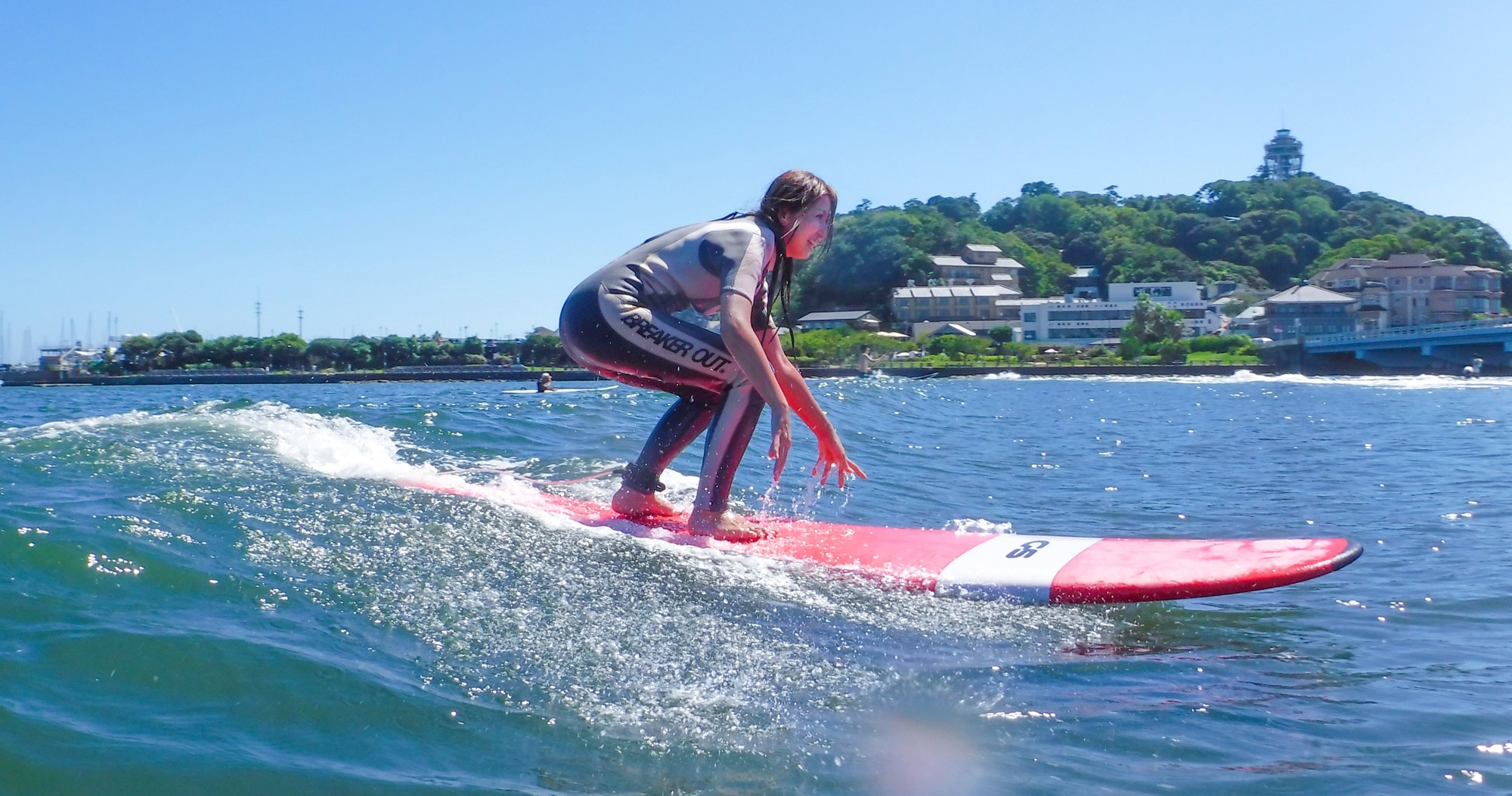 サーフィンに挑戦する女性