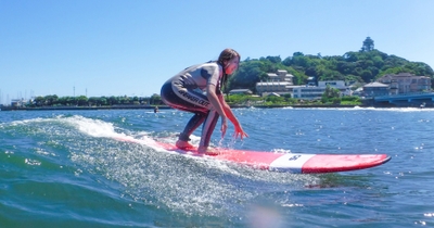 サーフィンに挑戦する女性