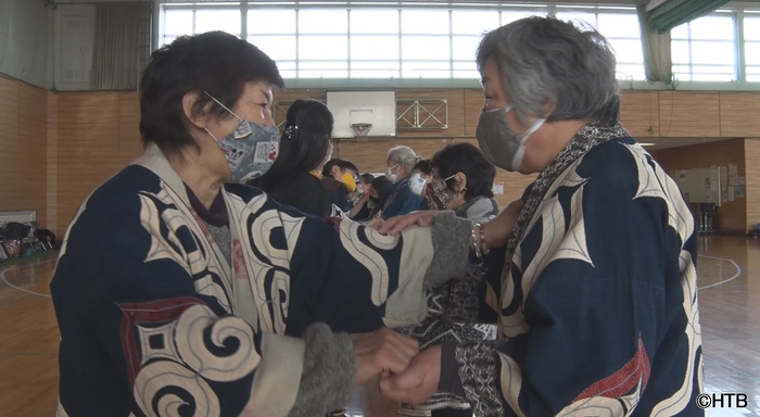 「pararu 大きな道 ~アイヌの心 世界へ~」練習に励む「pararu」メンバー(C)HTB