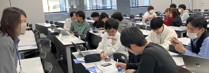 学生たちに助言する大野沙知子准教授