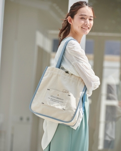トートバッグ¥2,857（税込）キャンバス素材のA4が入るトート。サイドのグログランテープを引くと巾着のようになり、バッグの形が変化。