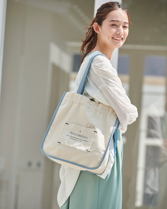 トートバッグ¥2,857(税込)キャンバス素材のA4が入るトート。サイドのグログランテープを引くと巾着のようになり、バッグの形が変化。