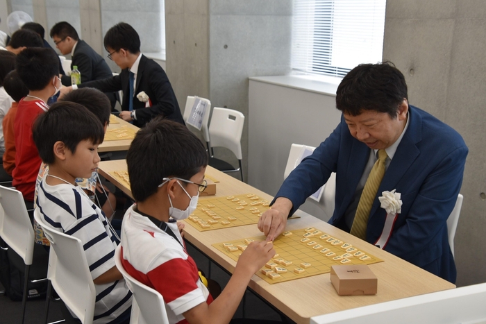 指導対局を行う杉本八段