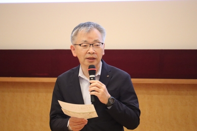 「世界に向けて情報を発信していきたい」と挨拶する平野学長