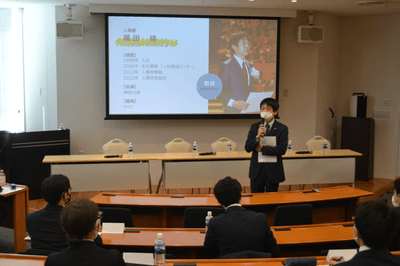 セミナーで学生と話す黒田人事部長