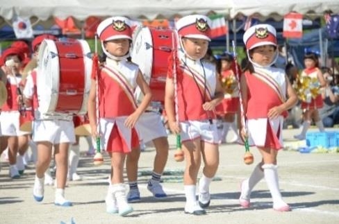 第50回運動会を開催 年長組による伝統のマーチングバンドを披露