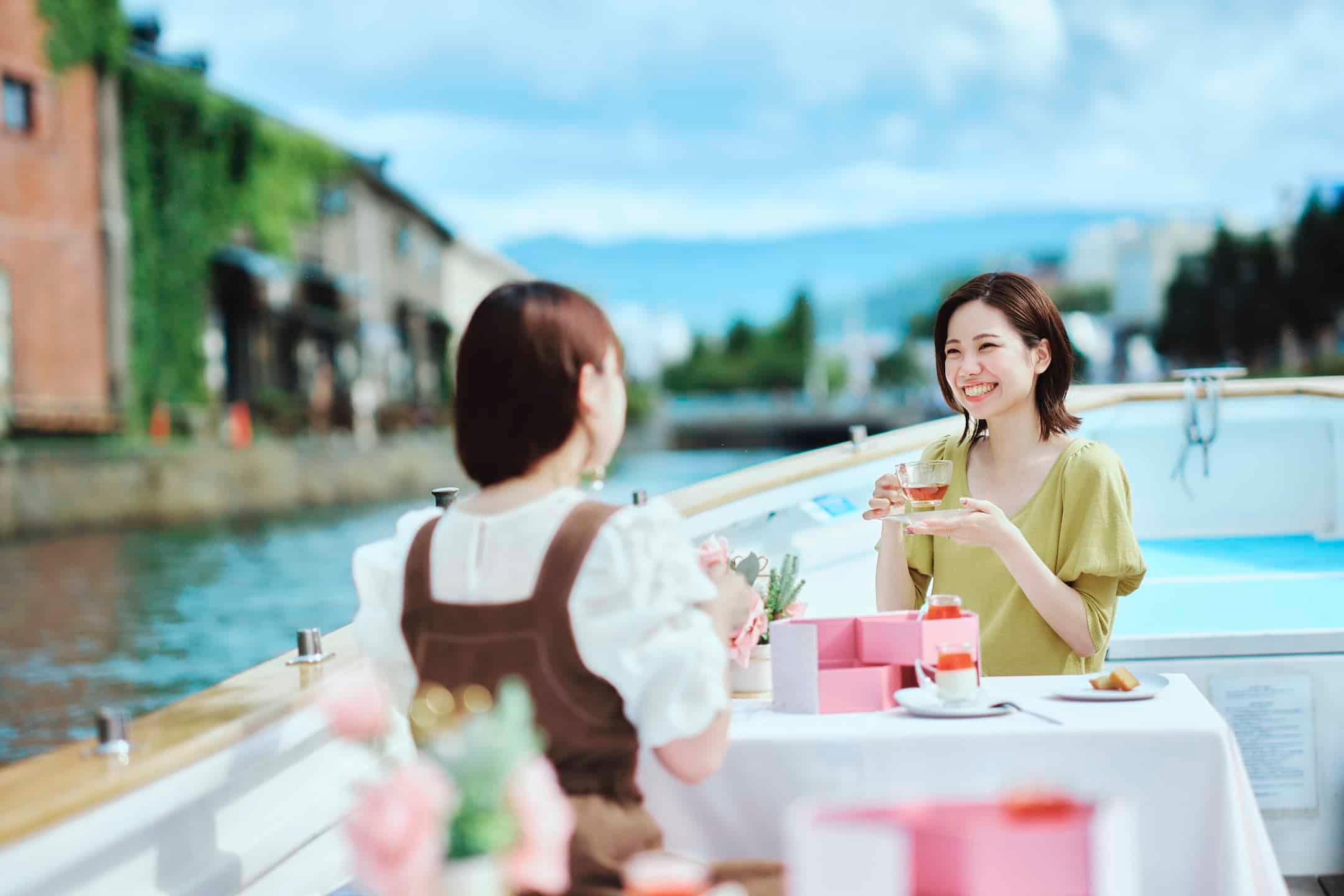 【OMO5小樽】小樽洋菓子舗「LeTAO(ルタオ)」スイーツで船上ティータイムを満喫「小樽運河アフタヌーンティークルージング」開催~レトロな街並みを眺めながら、ルタオのスイーツ9種類を楽しむ~|期間:2023年4月15日~6月25日(土・日曜日限定)