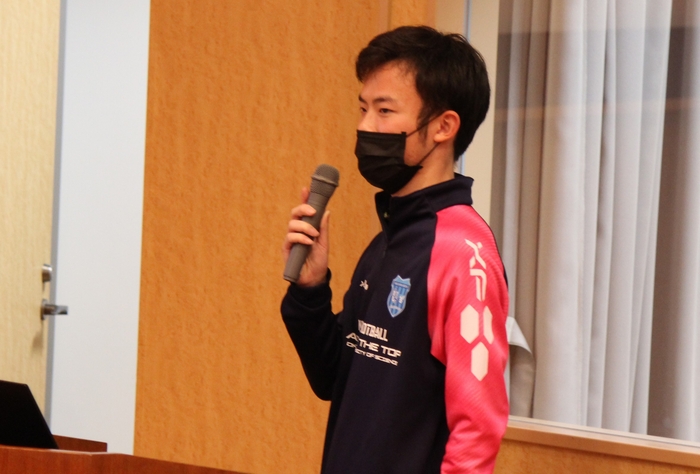 理大サッカー部の事業部署などを説明する主務の齋藤壮真さん(理学部化学科2年)