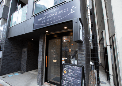 10階建ての単身者向きマンションの1階。シックなエントランスで女性一人でも気軽に入りやすい雰囲気