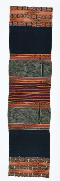 Photo.22 腰衣 ティモール島南ビボキ郡 2,116×514mm　木綿・紡績糸・ビーズ／絣・緯紋織／藍・茜　1970年頃 ＊鉤の文様が入っている