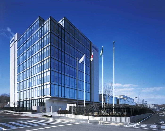 多摩市鶴牧の丘陵状の地に立つJUKI本社屋(JUKI提供)