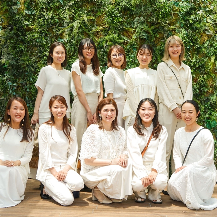 ホワイトコーデで花嫁会を楽しむ花嫁