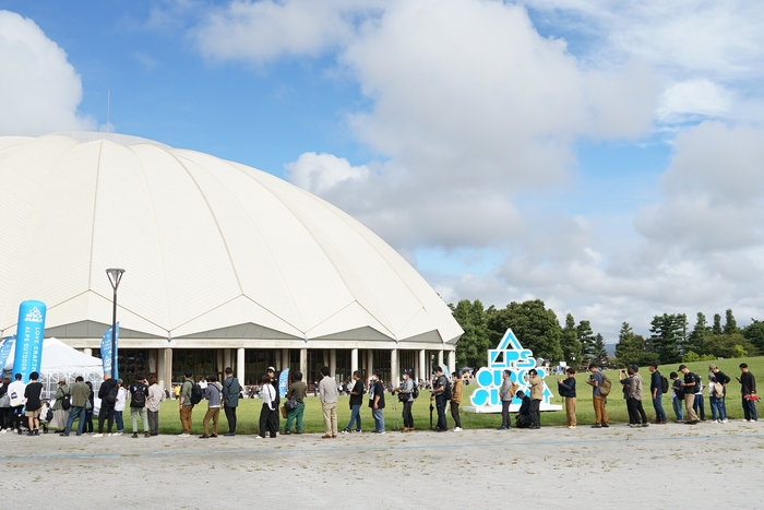 お目当てのメーカーを目指して毎回大行列!