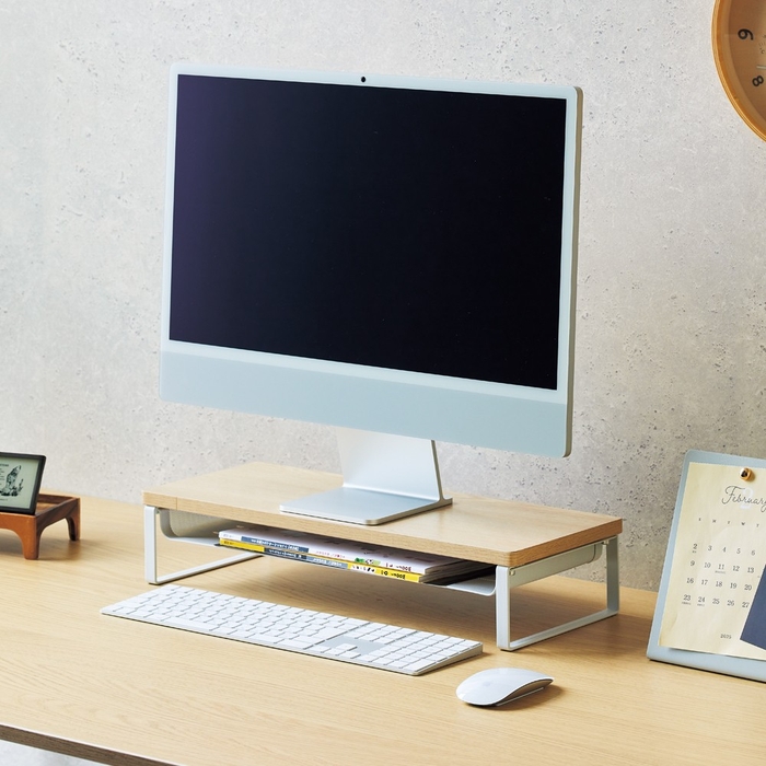 机上台にデスクトップPC。 棚に書類や冊子を置いて使用可能。