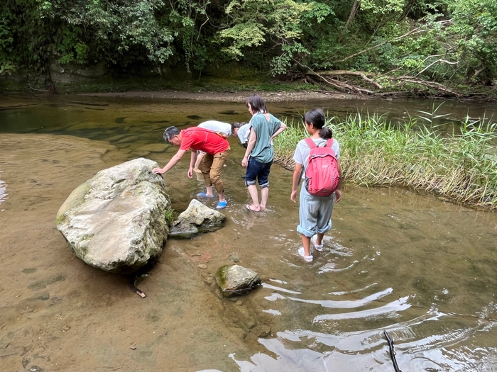 ホテル近くにある清水渓流広場で川遊び、暑い夏でも涼しく遊べます。