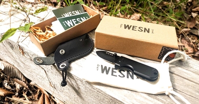 WESN Microblade 3.0（Blacked Out）と、レザーシース、キャンバスポーチ、化粧箱。刃体約3.8cm、重量約28g。