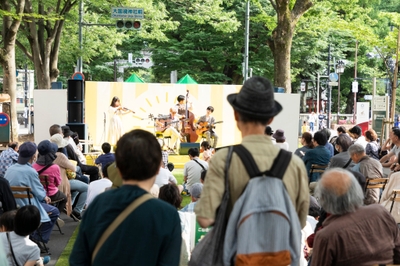 特設ステージは多くの来場者で賑わった