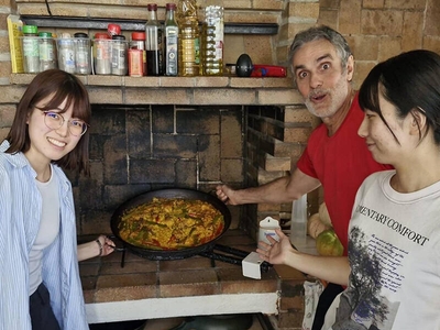 大学職員の方の別荘で、パエリアづくりに挑戦! 美味しく作れました