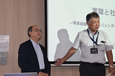 河野教授教授を紹介する稲葉教授（右）