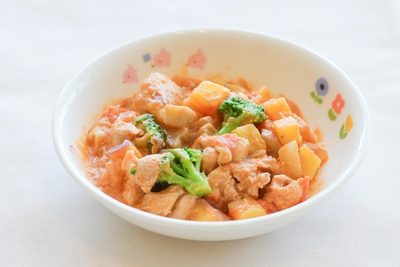よく噛んで食べよう　鶏と根菜のロゼクリーム味噌煮