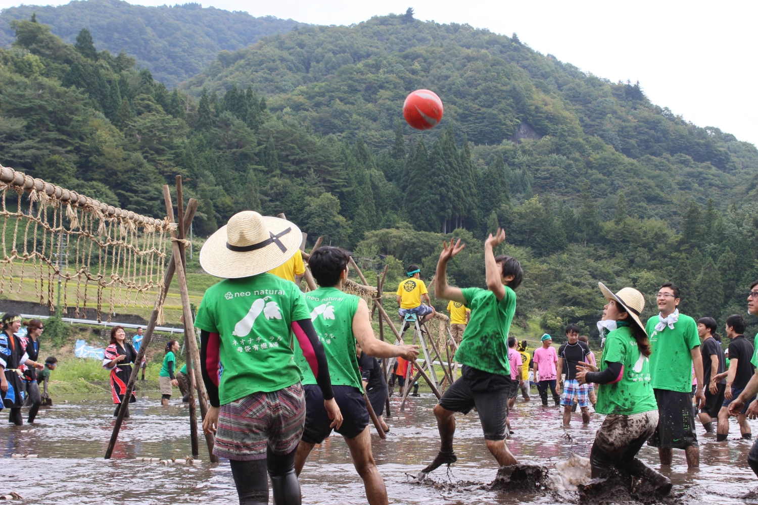HORRY FUNGUSで泥んこバレーボール大会開催