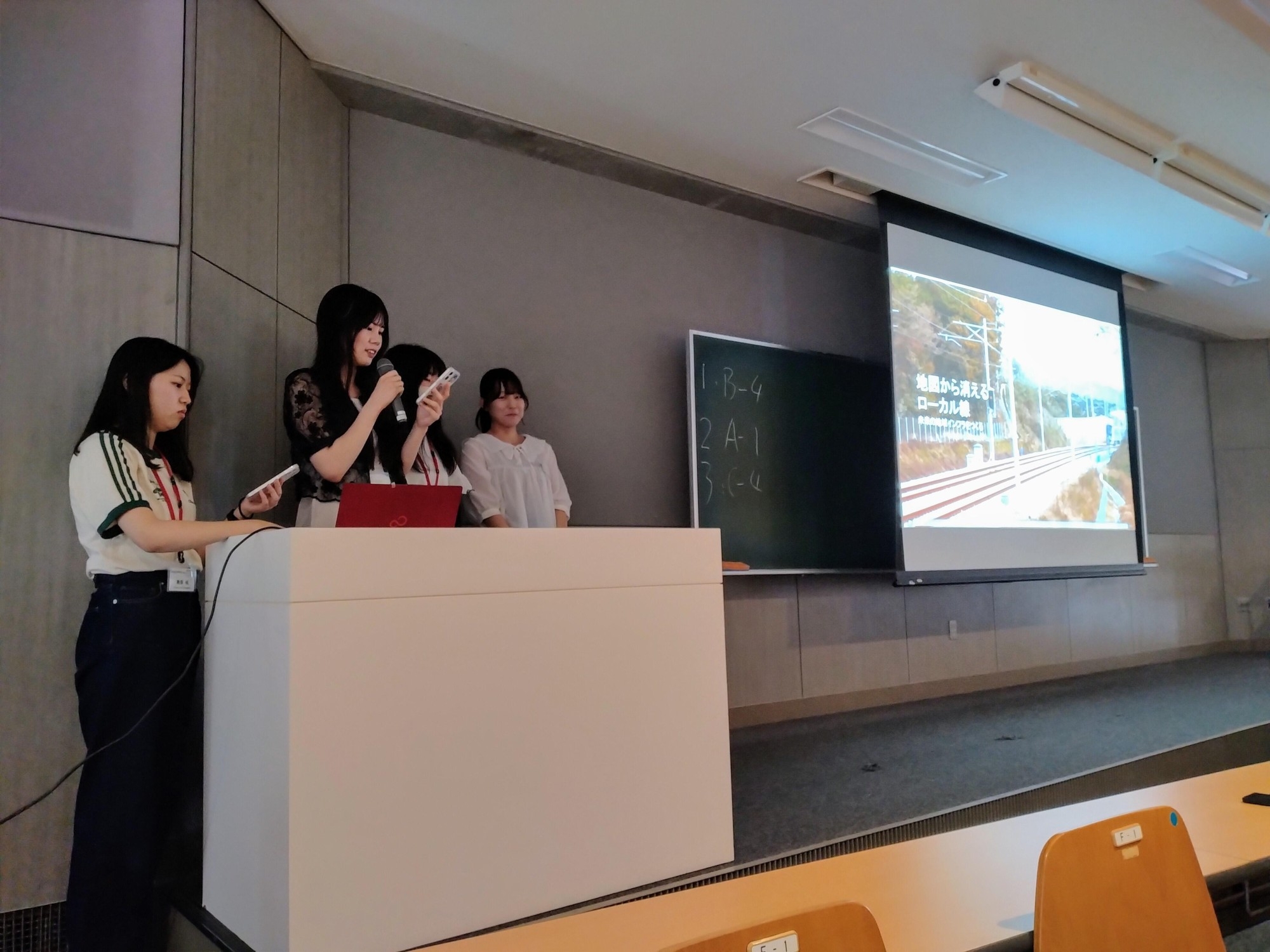 最優秀に選ばれた班で発表する川島ゼミの学生