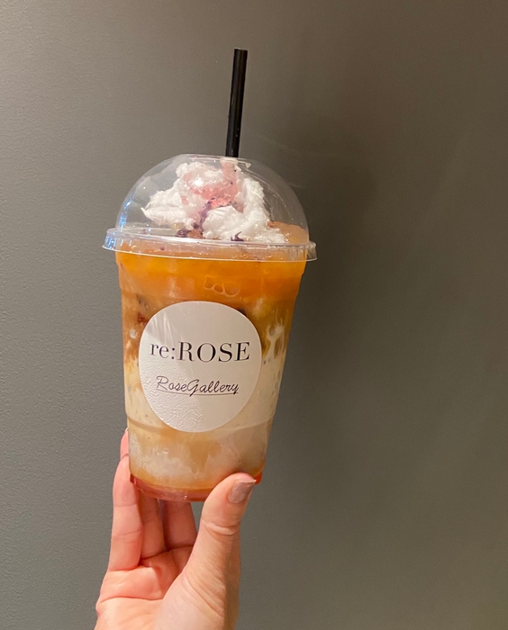 オーガニックローズを用いた新スイーツ「fROSEn」(フローズン)も大好評!