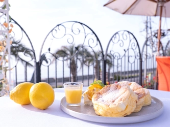 淡路島の夏は、レモンの香りとともに。 淡路島産レモン×淡路島牛乳の『レモンパンケーキ』が新登場！ ～海辺のリゾートカフェ「ミエレ ザ ガーデン」にて6月1日より期間限定提供～