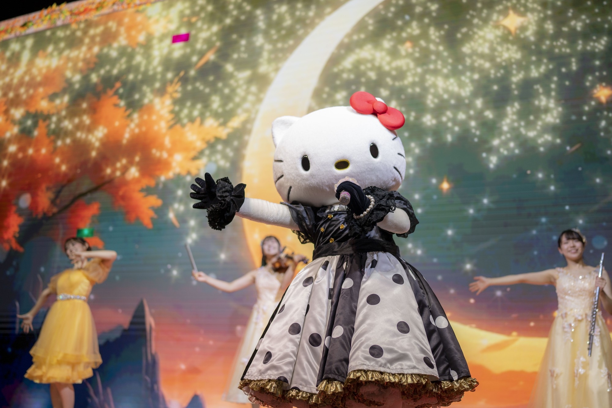 ※ハローキティの衣装は時期によって異なります