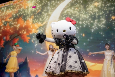 ※ハローキティの衣装は時期によって異なります