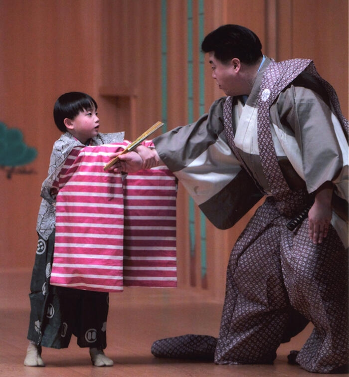 師である父・松次郎氏と舞台に上がる6歳の井上さん(2010.4 初シテ「伊呂波」名古屋能楽堂)
