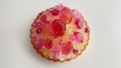 職人が切り出す宝石輝く幻の誕生石タルト！7月ルビーを6月23日より限定20台販売開始