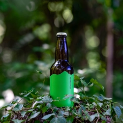 森の記憶を醸す、ジュニパー枝葉×カカオハスクの新感覚クラフトビール〈Re:Mountain〉期間限定発売！【2025年8月11日(月・祝)】