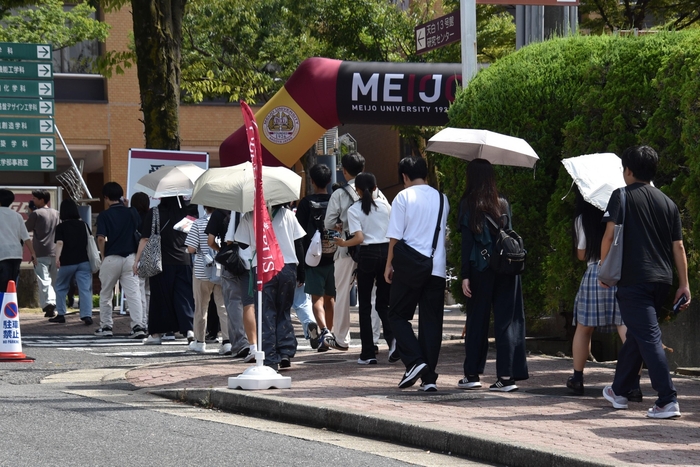 続々と入場する来場者