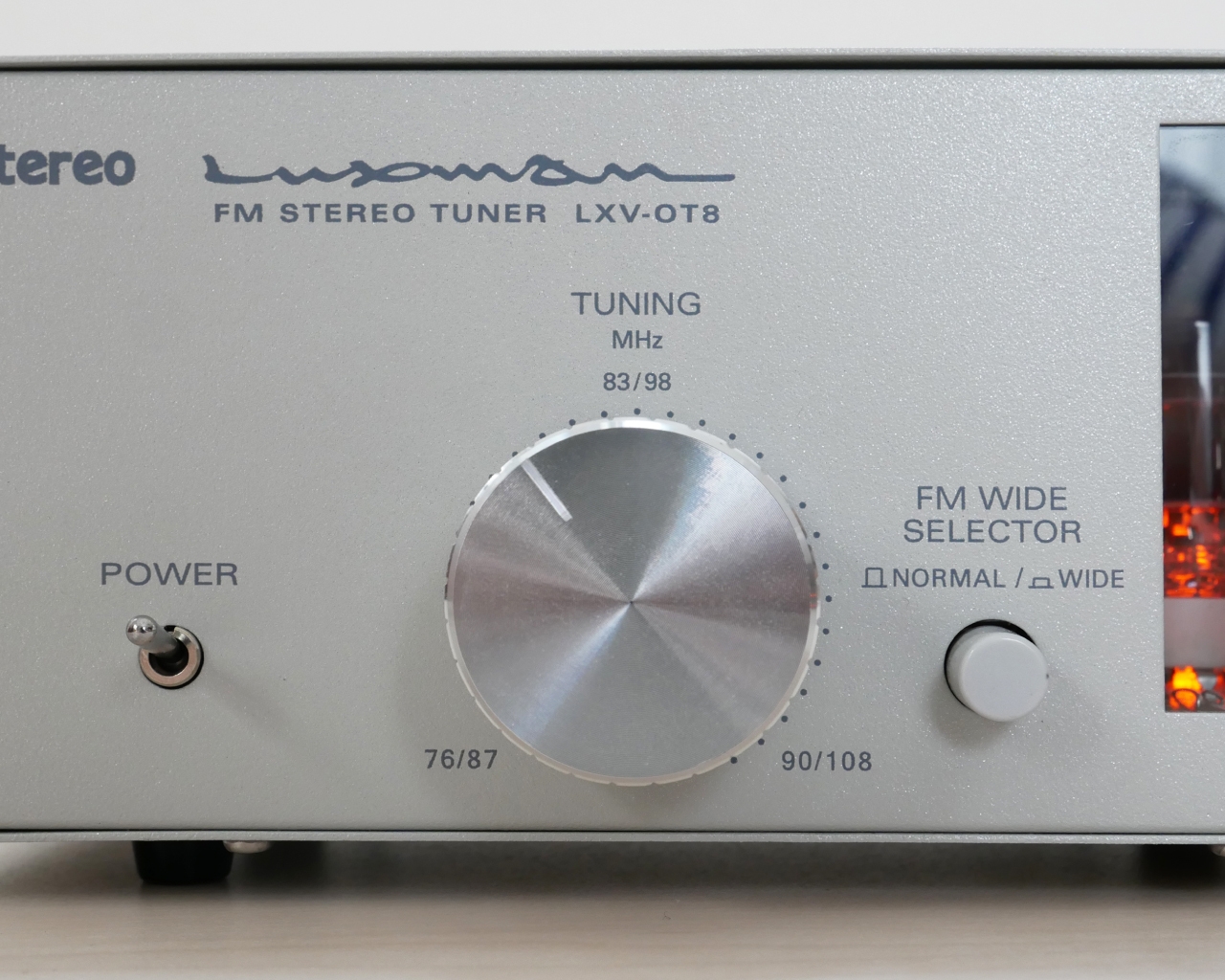 チューニング用のツマミは操作しやすいよう大きく配置。受信周波数(ノーマル/ワイド)をスイッチで切り替えることができます。