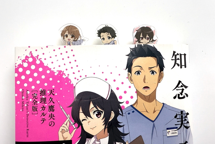 ひょっこり飛び出すアクリルしおりを小説に挟んだイメージ図