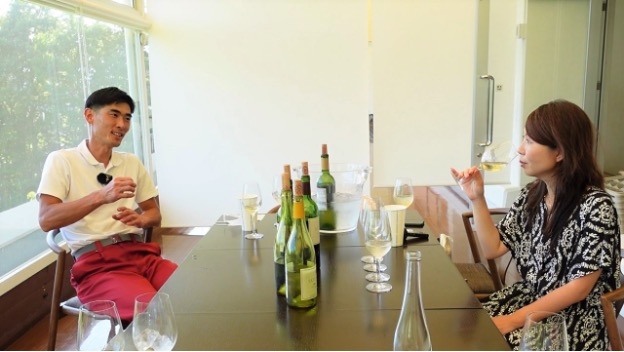ソラリスに込める想いを語る西畑さん(写真右:日本ワインなび編集長 田口あきこ)