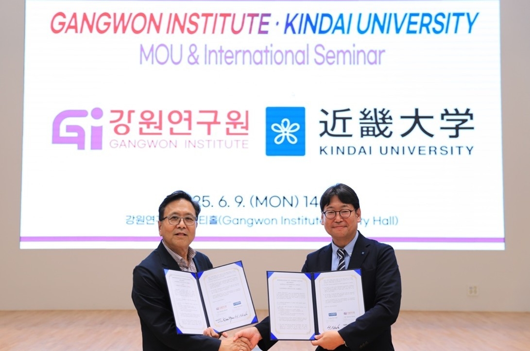 覚書締結時の記念撮影の様子 江原研究院院長 玄鎭權(Hyun Jin Kwon)(左)、近畿大学建築学部長 野田博(右)