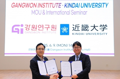 覚書締結時の記念撮影の様子　江原研究院院長　玄鎭權（Hyun Jin Kwon）（左）、近畿大学建築学部長　野田博（右）