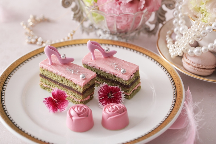 ▲スタンド中段スイーツ ピンクオペラ~チェリーブロッサム~は、生地に桜の葉を使用し、こしあんのガナッシュをサンド、バタークリームには桜の花をパウダーにしたものを使用。洋風の桜餅をイメージ。薔薇のボンボンショコラ~蓬~は、ホワイトガナッシュに国産よもぎを練りこみ春らしい味わいに仕立てた。