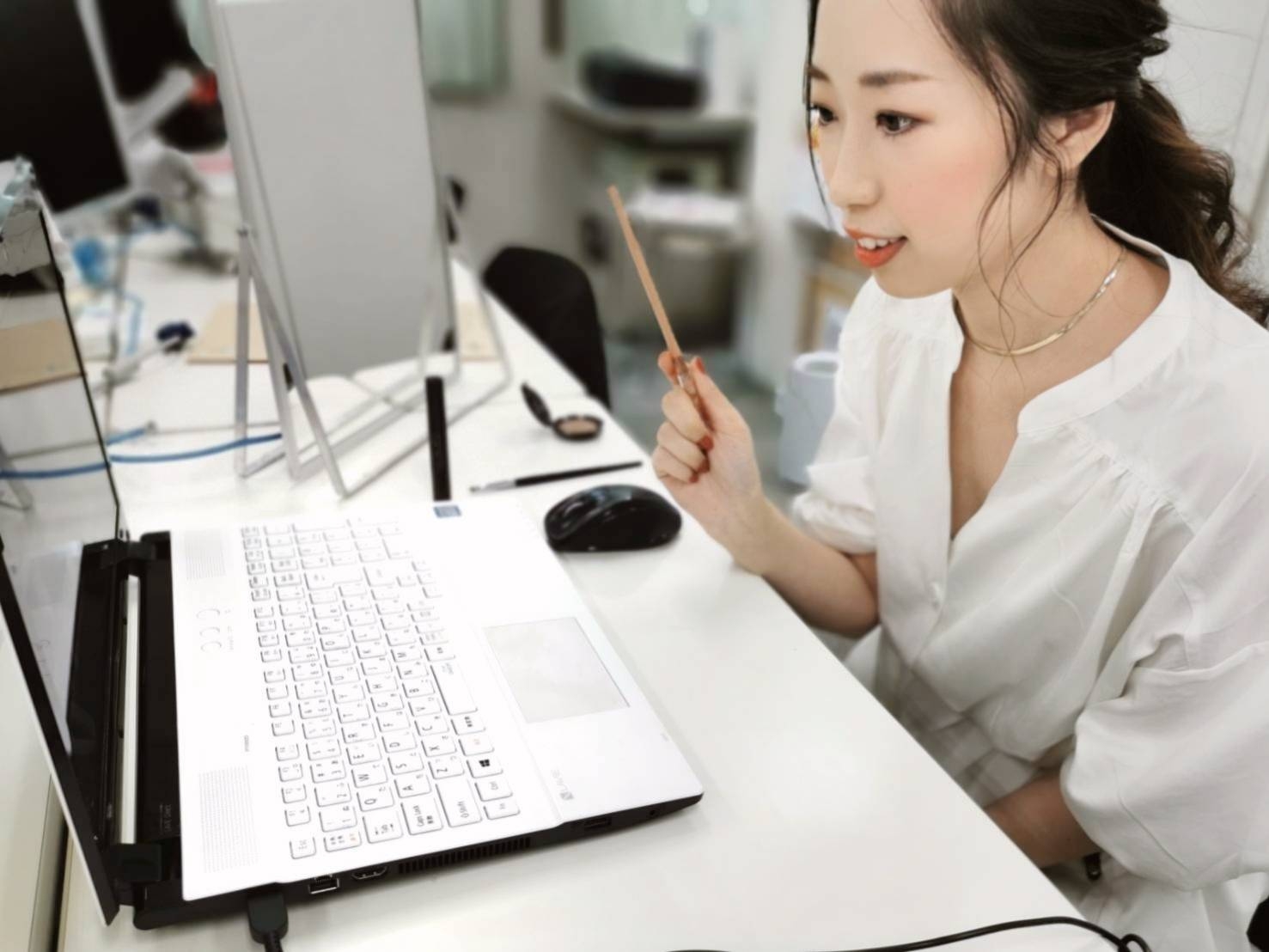 ヘアメイクアーティストが眉の描き方をレクチャー