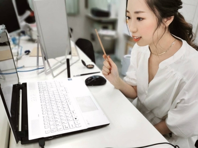 ヘアメイクアーティストが眉の描き方をレクチャー