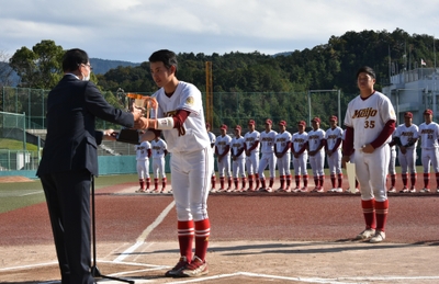 優勝トロフィーを受け取る中村昂央主将（中）と野口泰司選手