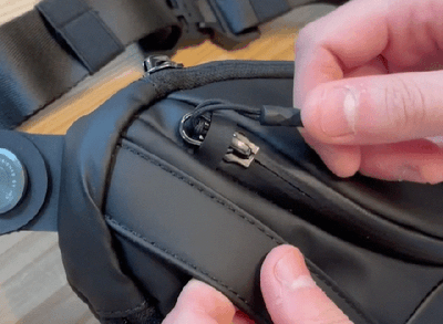 これは背後や死角から第三者によりファスナーを空けられることを防ぎます。